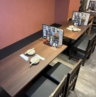 一个宁静、传统的日式空间。我们提供桌椅,方便与朋友和家人一起用餐。这里非常适合小团体聚餐或休闲的居酒屋式用餐,让您放松身心,享受美好时光。尽情享用我们美味的食物和饮品,度过一段美好的时光吧!