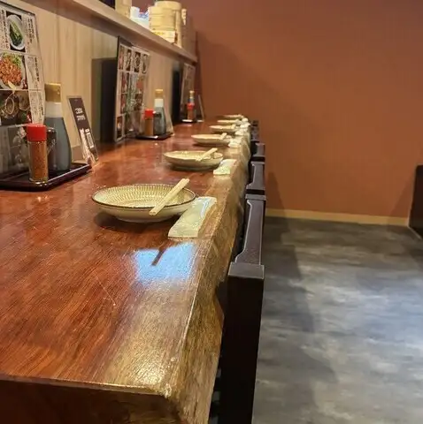 我们提供吧台座位,方便独自用餐的客人享受我们的餐厅。推荐快速饮用。欢迎您下班回家途中顺道过来!在充满温暖木质气息的宁静氛围中,与我们的工作人员聊天,享受一段美好的时光。我们期待您的光临,为您奉上精心挑选的精美产品和饮品。