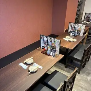 我们也接受私人活动的预订!如有大型宴会需求,例如公司聚会和同学聚会,请随时与我们联系。我们宽敞的餐厅可供您预订举办私人活动,让您尽情享受欢乐时光,而无需担心打扰他人。在我们可容纳20-50人的场地,创造难忘的回忆!