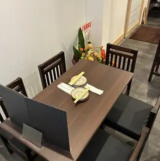 我们还提供半私密座位,您可以放松身心,不必担心周围的人。在温馨舒适的氛围中享用信州当地美食。我们的私人座位区非常适合各种场合,从温馨的晚餐和周年纪念到随意光顾我们的居酒屋(日式酒吧)。在轻松的氛围中享受美好时光。(2人、4人、6人、8人、10~20人)