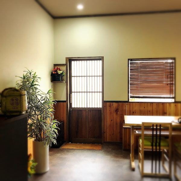 15名限定の特別空間・・・店内はカウンター6席とテーブル2席のみ。少ない席数だからこそ丁寧なおもてなしとアットホームな接客で最高のお食事シーンを演出