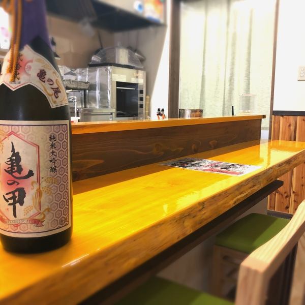 たった6席のカウンターは職人の技とともに創作料理を愉しめるVIP席・・・ご夫婦・友人同士・同僚など気の合う方々と幸せなひと時を