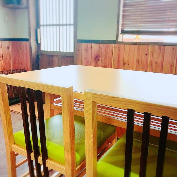 テーブル席は4名×2席、最大8名様迄。人数によって貸切も可能。詳しくはお店にお問い合わせください。