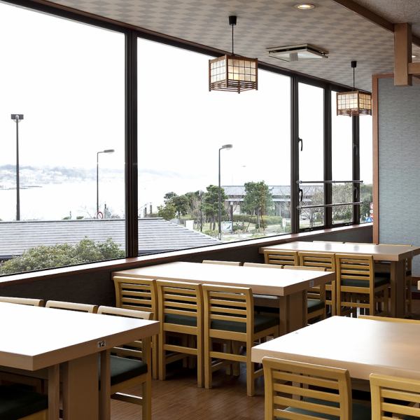[2楼日式/西式餐厅] 2楼的餐厅设有桌椅和休息区，您可以慢慢享用餐点，享受从三浦半岛，稻村崎，七里浜到伊豆半岛的湘南海岸的大型全景你。在欣赏海景的同时享用新鲜的海鲜。