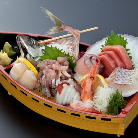 享用新鮮的生魚片和海鮮。