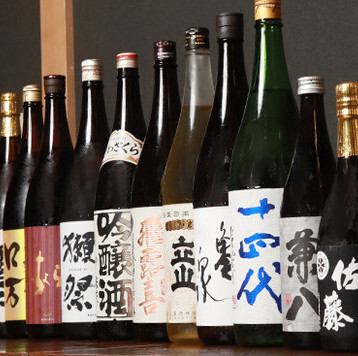 店主が全国各地より厳選した日本酒や焼酎を取り揃えております。