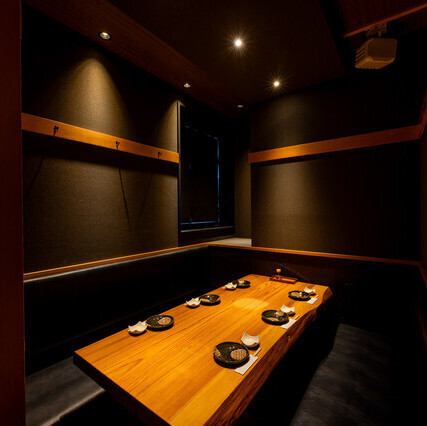 お店一番奥に個室席をご用意しております。静かな雰囲気の中で、周囲を気にせずリラックスしながらお食事を堪能できます。金曜日と土曜日は、お席の指定ができないため、事前にご了承くださいませ。大切な人との会話や、特別な日のお祝いにぴったりのお席です。