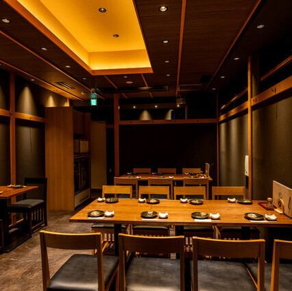 落ち着いた雰囲気の店内は、木の温もりが感じられるデザイン。やわらかな照明が心地よい空間を演出し、友人や大切な人との時間をゆったりと楽しむのにぴったりです。清潔感のあるテーブル席で、プライベートな会話を楽しみながら、厳選された料理の数々をお楽しみください♪