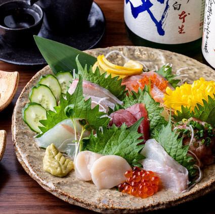 [新鮮捕撈的魚生魚片]
