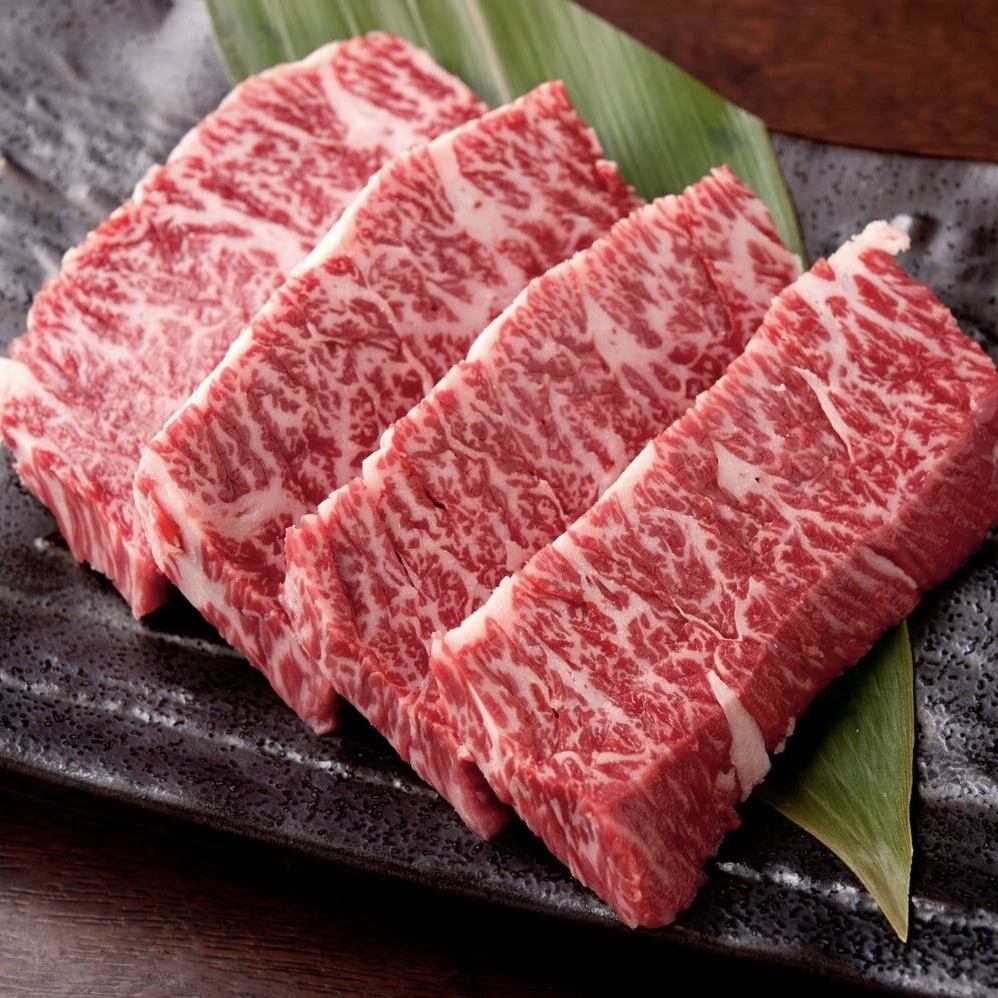 Please enjoy the carefully selected and procured domestic Wagyu beef.