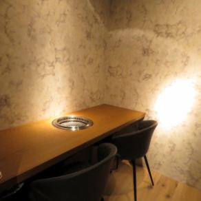 두 사람만의 특별한 공간에서 느긋하게 앉을 수 있는 카운터 개인실(금연) ※별도 1인 500엔의 개인실료를 받습니다