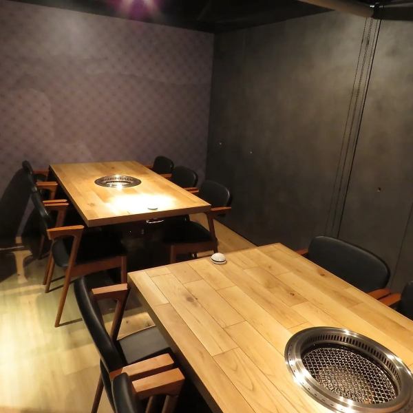 上質なプライベート空間で肉宴会。店内は、周囲を気にせず過ごせる全席完全個室。デートや記念日に最適な少人数用個室から、最大23名様までご利用可能な宴会用個室まで、シーンに合わせて柔軟に対応いたします。貸切では最大50名様までの大規模なご宴会も承ります。黒毛和牛を味わう至福のひとときをお楽しみください。