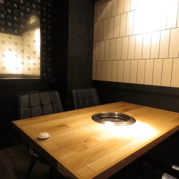 VIP完全個室。特別な接待や会食にふさわしいVIP個室を2部屋完備。周囲を気にせず、語らいのひとときをお楽しみいただけます。「ここぞ」という場面にのお集まりに、ぜひご利用ください。