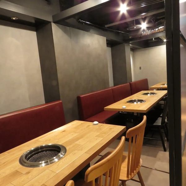 広々個室で極上の焼肉を堪能。最大23名様まで対応可能な、広々とした個室を完備。より大規模な宴会には、店舗を丸ごと利用できる最大50名様の貸切がおすすめです。飲み放題付コースも、月～木曜日限定のお得なプランから贅を尽くした豪華な内容までご用意。美味しいお肉と会話を愉しむ、素敵なひとときをぜひ当店で。