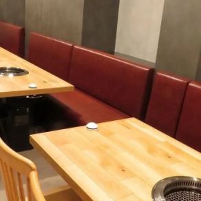 【店舗貸切：最大50名様】栄・錦での大型宴会を華やかに彩る、上質なおもてなし空間。最大50名様まで対応可能な広々とした店内を独占し、黒毛和牛の焼肉をメインとした贅沢なお食事をお楽しみいただけます。店内は落ち着いた雰囲気の和モダン空間。周囲を気にせずお食事と会話を楽しむ、素敵なひとときをお過ごしください。