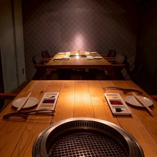 【VIP完全個室：2～8名様】大切なお集まりに最適な、上質な和のプライベート空間。都会の喧騒を忘れる店内には、洗練された和モダンなVIP個室を完備。こちらのお部屋は喫煙可能なので、愛煙家の方を招いての接待や会食にも最適です。厳選された黒毛和牛を心ゆくまで味わいながら、特別なひとときをお過ごしください。