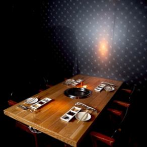 【テーブル個室：2～4名様】デートや少人数の会食に最適！落ち着いたモダンな完全個室。2～4名様まで対応可能な完全個室は、大切な方とのお食事や記念日のお祝いに最適。シックで落ち着いた内装が、厳選された黒毛和牛の美味しさをより一層引き立てます。プライベートが守られた空間で、焼肉ディナーを心ゆくまでどうぞ。