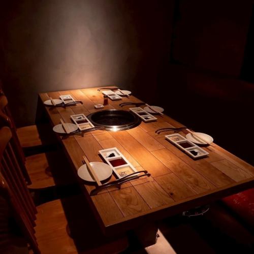 【テーブル個室：2～6名様】お祝いなど特別な日のお食事にくつろぎのひとときを演出。少人数から中規模の宴会まで幅広く対応可能なテーブル個室。お隣を気にすることなく過ごせるので、ご家族やご友人とのお集まり、誕生日・記念日のお祝いなどにおすすめ。上質な空間で会話とお食事を堪能する、贅沢な時間をぜひ。