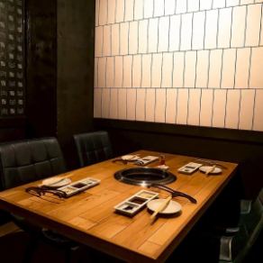 【VIP完全個室：2～4名様】おもてなしにふさわしい、落ち着いた雰囲気でお食事を。記念日や誕生日、接待など「ここぞ」という場面に最適なVIP個室。和モダンな洗練されたインテリアが高級感を演出し、ゲストの方にもご満足いただけるワンランク上のひとときを彩ります。静謐な空間で極上の和牛を心ゆくまでお楽しみください