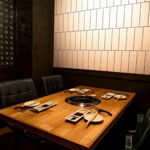 【VIP完全個室：2～4名様】おもてなしにふさわしい、落ち着いた雰囲気でお食事を。記念日や誕生日、接待など「ここぞ」という場面に最適なVIP個室。和モダンな洗練されたインテリアが高級感を演出し、ゲストの方にもご満足いただけるワンランク上のひとときを彩ります。静謐な空間で極上の和牛を心ゆくまでお楽しみください