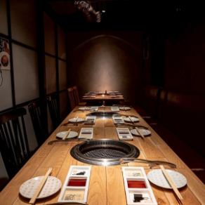 【テーブル個室：～23名様】大人数での宴会や打ち上げにも最適な広々とした宴会用個室。最大23名様まで対応可能な、開放感あふれる個室を完備。会社宴会や同窓会といった大規模なお集まりでも、周囲に気兼ねなくお過ごしいただけます。美味しいお肉と会話を楽しむ、素敵なひとときをぜひ。