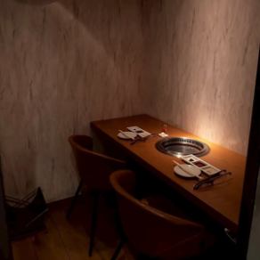 【カウンター個室：1～2名様】デートや記念日に、お二人だけの世界に浸れる横並び個室。カウンター席を個室仕様にした贅沢な空間をご用意いたしました。横並びでお座りいただくことで自然と距離も縮まるため、カップルやご夫婦でのお食事に最適。落ち着いた雰囲気の中で黒毛和牛を嗜む、大人のデートを演出いたします。