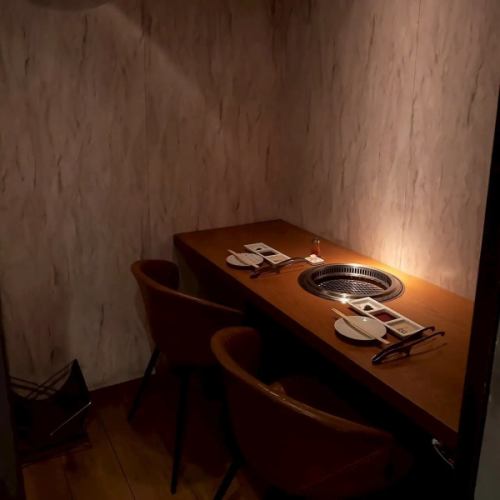 【カウンター個室：1～2名様】デートや記念日に、お二人だけの世界に浸れる横並び個室。カウンター席を個室仕様にした贅沢な空間をご用意いたしました。横並びでお座りいただくことで自然と距離も縮まるため、カップルやご夫婦でのお食事に最適。落ち着いた雰囲気の中で黒毛和牛を嗜む、大人のデートを演出いたします。