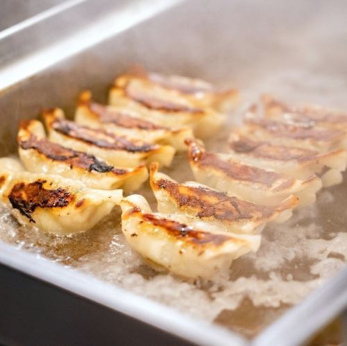 【当店看板メニュー】なまらうまいの焼き餃子