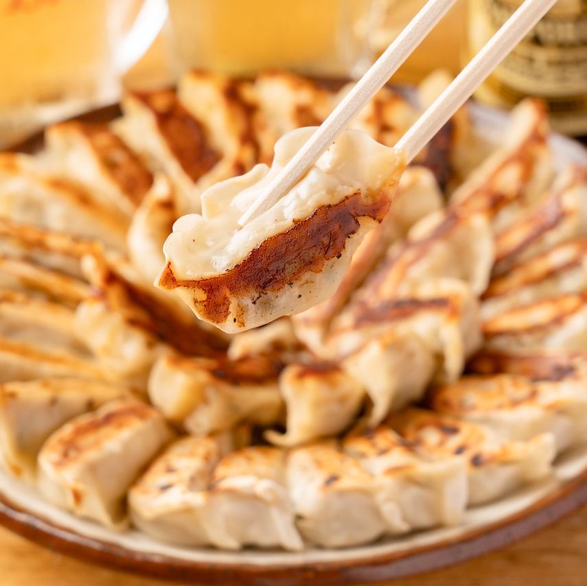 くじらモチーフのロゴが目印。大衆レトロなネオ酒場。