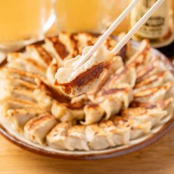 名物横焼き餃子が旨い大衆酒場。野球グッズやポスターが飾られた店内は懐かしのレトロ空間。シーズン中は野球観戦も可能で、スポーツバーとしても楽しめます。★　【歓迎会・送別会・宴会・団体様歓迎】