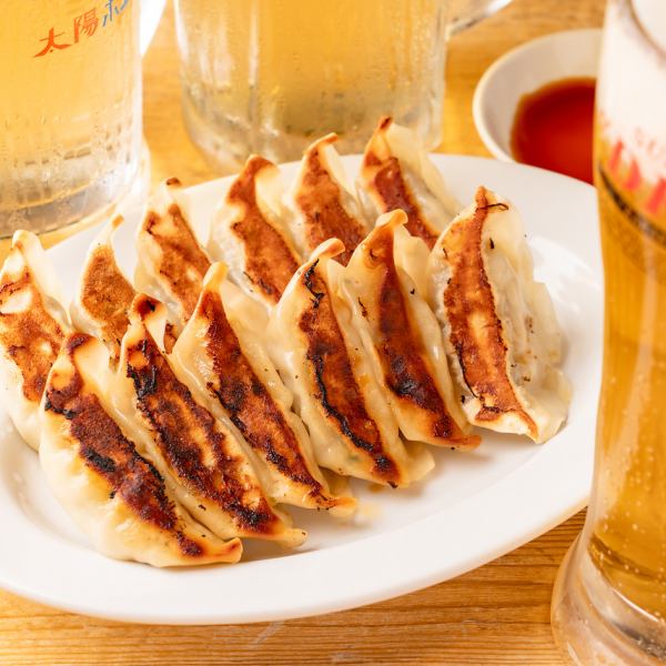 外はカリカリ、中はジューシー！ひとくち食べたらやみつきの、なまら旨いの焼き餃子