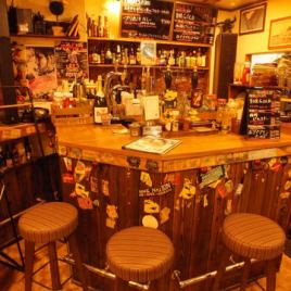 お二人様はビールを眺めながら乾杯を…