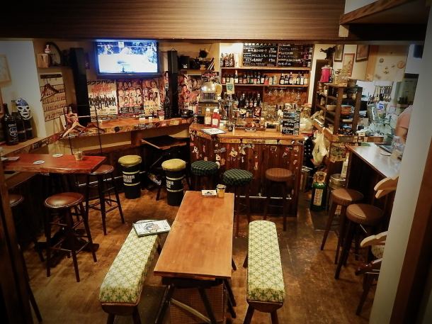 会社帰りのサク飲みや、友達とのプチ女子会にぴったりな雰囲気の当店は、リラックスした時間を提供します！温かみのある木のぬくもりに包まれた店内は、カウンター席とテーブル席があり、気軽に立ち寄れるアットホームな空間です♪貸切宴会も可能です◎