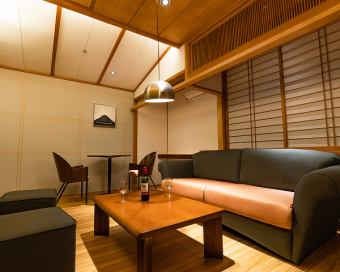 [包房 203] 在平静的日本现代氛围中配有大显示器。您可以观看自己的 DVD 和 YouTube。这个房间推荐给亲密的朋友或情侣使用。