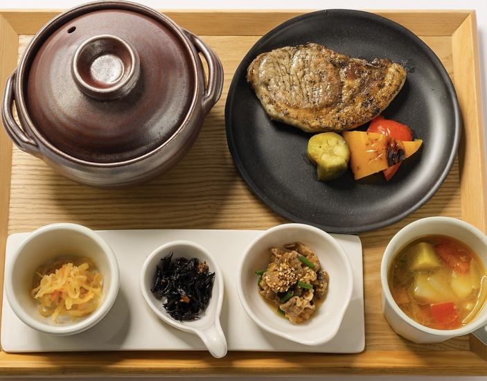Limited to the first 20 meals! Freshly cooked clay pot rice and daily main course + side dish