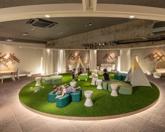新景點【MIMAMORI PARK】在以“室內花園”為形象的食堂中央，有人造草坪覆蓋的圓形遊樂區。您可以享受輕鬆的氛圍，以及可以放鬆的沙發座椅類型。