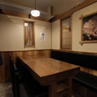 It is a table seat on one side sofa.Compared to other table seats, you can spend your time without worrying about the surroundings as it is located at the corner.Please enjoy Yamaguchi specialties such as delicious regional cuisine and local sake.