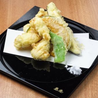 Assortment of Kishu tempura with seafood and mountain produce