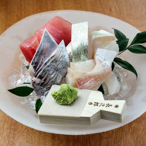 使用嚴選食材的紀州和歌山產新鮮魚生魚片拼盤