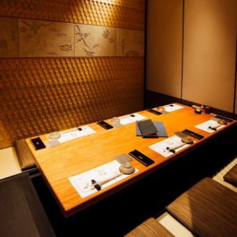 We offer sunken kotatsu seating in a private room with a calm Japanese atmosphere.The private room, which can seat up to 24 people, can also be used as a small private room for 4 people by closing the sliding doors and partitioning the room.Guide for 3 or more people.Please note that a private room fee of 550 yen per person will be charged.*From March 1, 2024