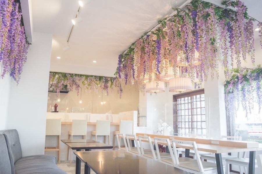 Seats are available at counters, sofas and tables.In addition, it is a botanical cafe that is in full bloom all year round with plenty of Kurashiki flowers "Wisteria" ♪ Delicious coffee in a healing space surrounded by a flower dragon (cascade) no matter where you sit Please enjoy the sweets and sweets.Please enjoy the food in the store that is sure to look good on SNS ♪