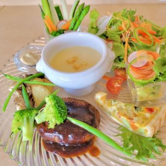 You can get plenty of vegetables! Western food plate lunch + drink set