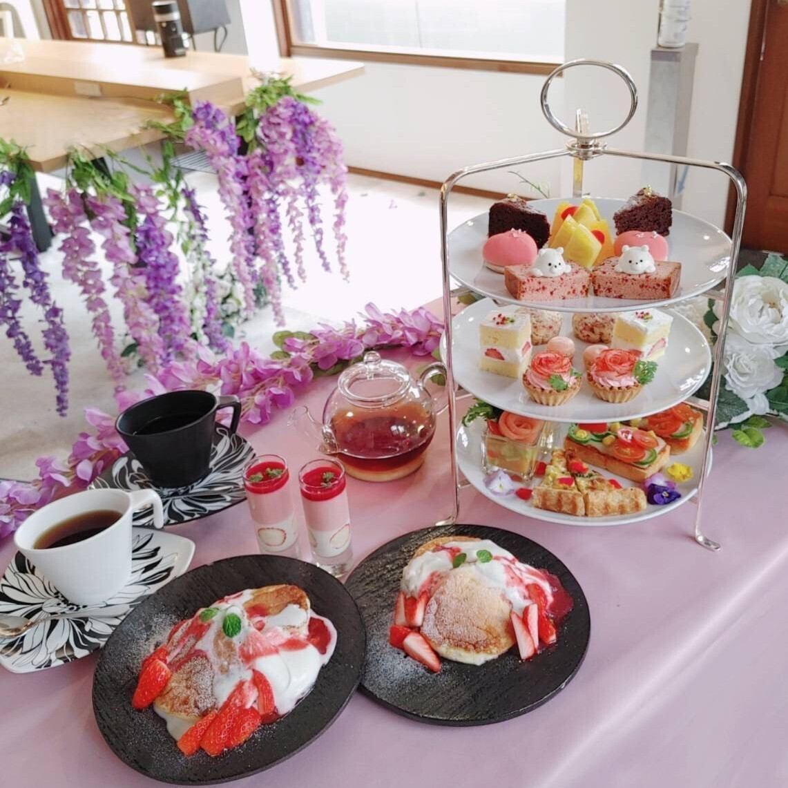 A cute and stylish interior♪ Seasonal afternoon teas are also popular!