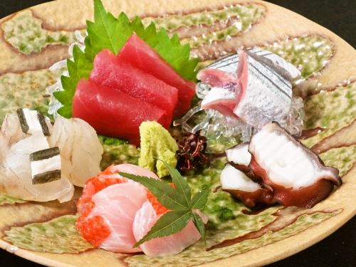 Assorted seasonal sashimi (3 types / 5 types)