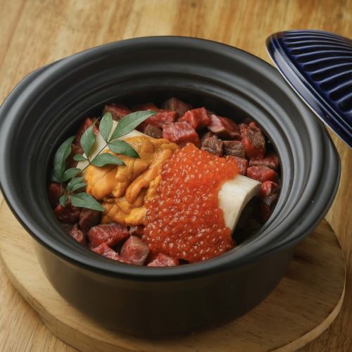 牛骨出汁で炊き上げる　和牛の肉土鍋ご飯