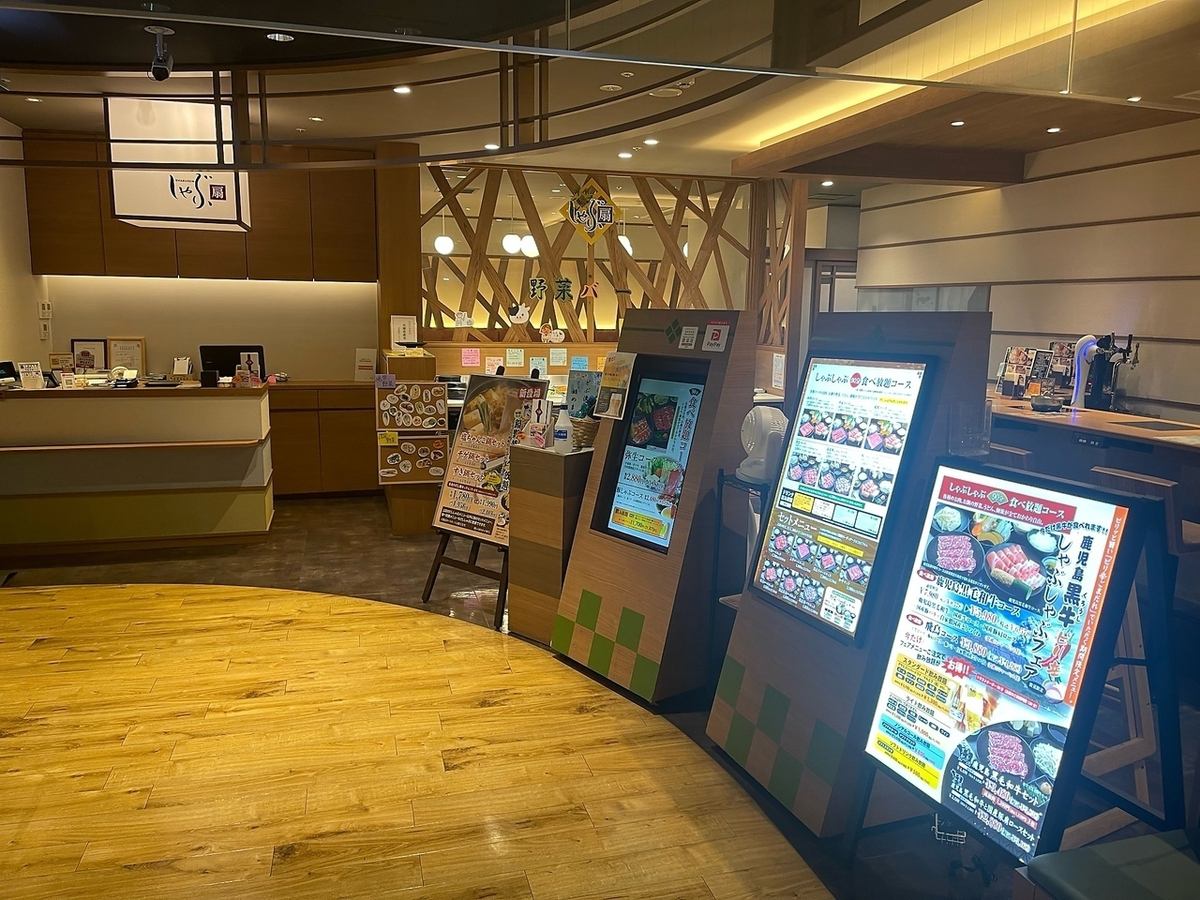 There is a vegetable bar right at the spacious entrance.