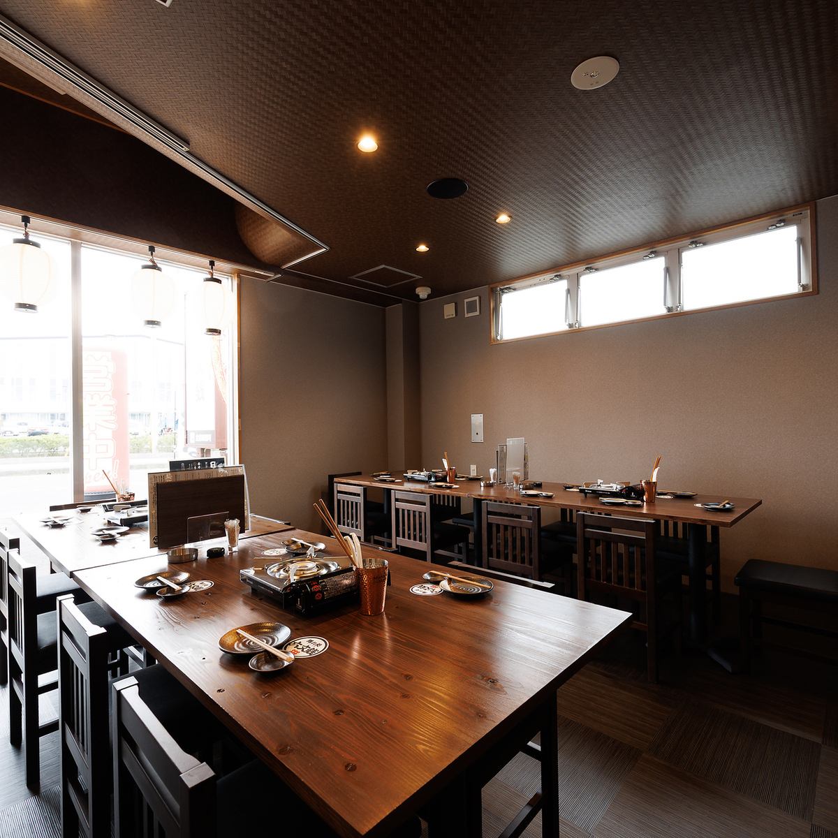 店内は和の趣が感じられる大人の空間となっております。