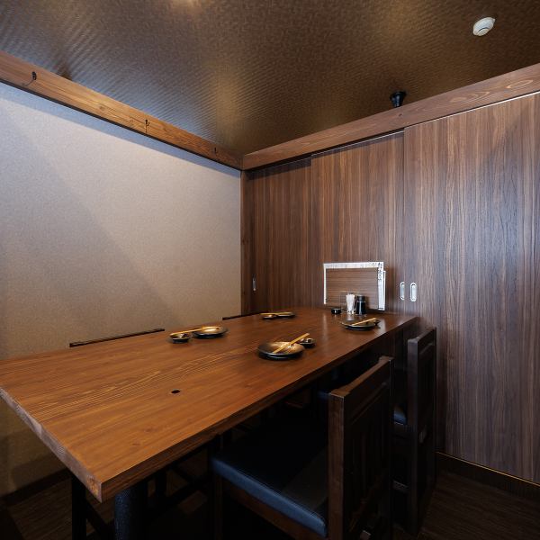 【和の趣のプライベート空間でゆったり】ＪＲ常磐線石岡駅東口よりすぐという便利な立地。会社終わりに立ち寄っていただいたり、接待や同伴でご来店される事も可能です。店内は和の趣が感じられる大人の空間となっております。