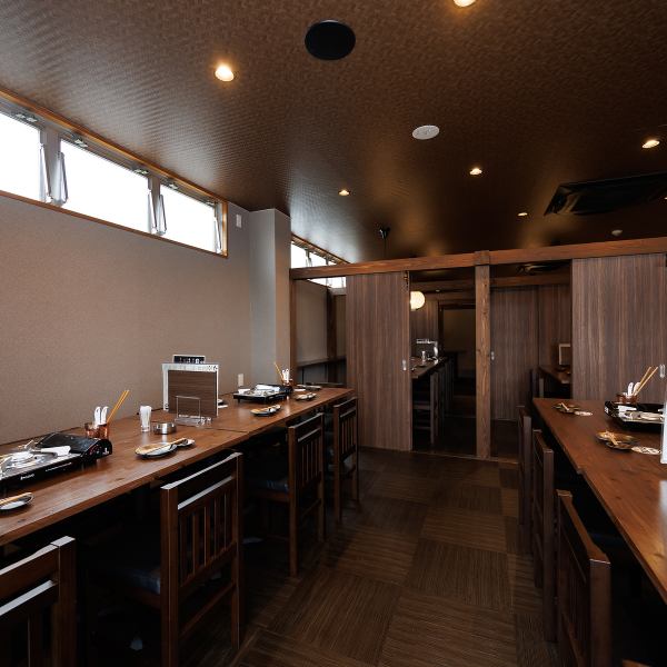 【カウンター席】お一人様でも気軽に来店しやすいカウンター席を4席完備。仕事終わりの一杯や横並びで楽しむデートにおすすめです。落ち着いた雰囲気の店内で、しっぽりとお酒と食事をお楽しみください。