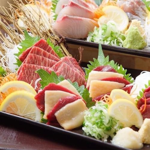 人気の馬刺しなど創作料理